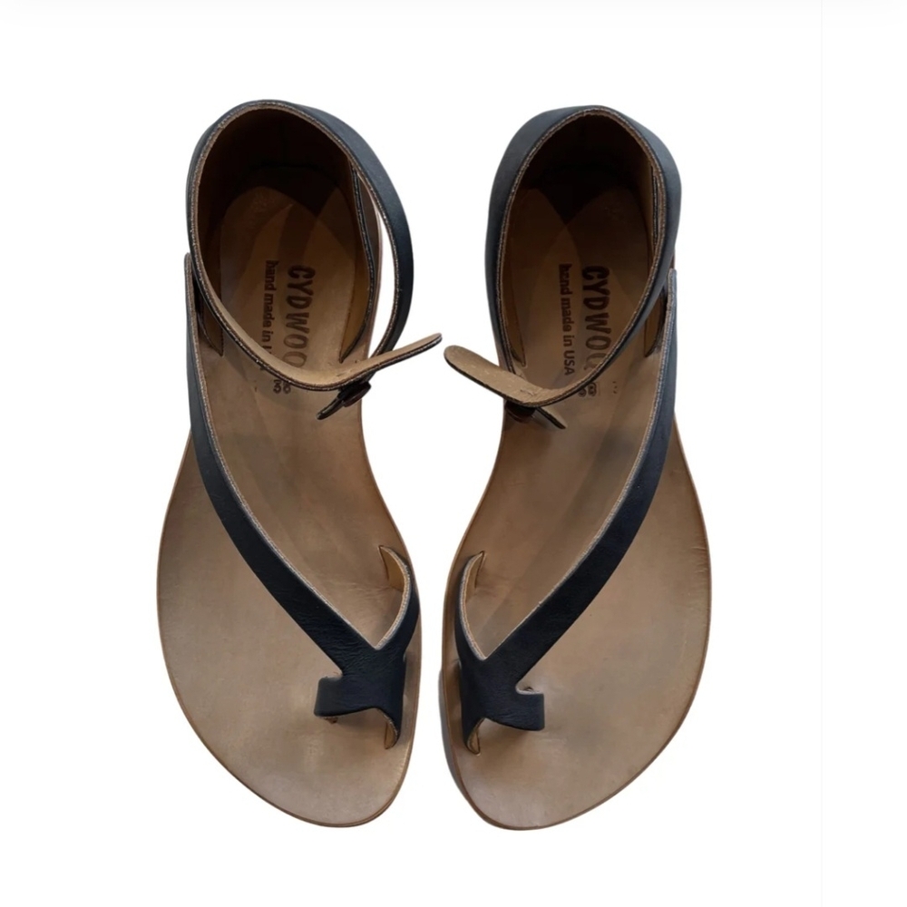 Cydwoq Women's Black Leather Toe-Loop Sandals Bin #1